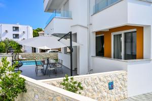 Bassein majutusasutuses Nova Luxury Residence apartment with private heated pool või selle lähedal