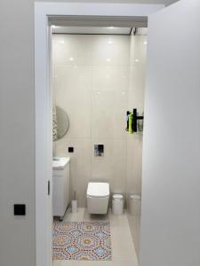 un bagno con un water e un lavandino di Роскошная двухкомнатная квартира a Almaty