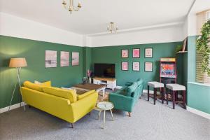 ein Wohnzimmer mit grünen Wänden und gelben Möbeln in der Unterkunft Host & Stay - The Coastal Retreat in Saltburn in Saltburn-by-the-Sea
