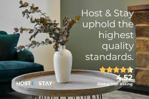 eine weiße Vase auf einem Tisch in einem Wohnzimmer in der Unterkunft Host & Stay - The Coastal Retreat in Saltburn in Saltburn-by-the-Sea