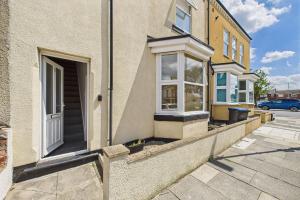 ein Gebäude mit einer offenen Tür auf einer Straße in der Unterkunft Host & Stay - The Coastal Retreat in Saltburn in Saltburn-by-the-Sea