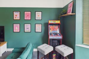 Zimmer mit Flipper und zwei Hockern in der Unterkunft Host & Stay - The Coastal Retreat in Saltburn in Saltburn-by-the-Sea + 19 Fotos