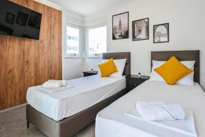 Voodi või voodid majutusasutuse Nova Luxury Residence apartment with private heated pool toas +76 fotot