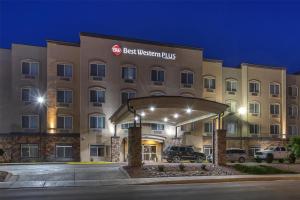 Una representación de un hotel Best Western Plus de noche. en Best Western Plus Gallup Inn & Suites, en Gallup