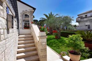 Ogród w obiekcie Apartments in Porec - Istrien 40311