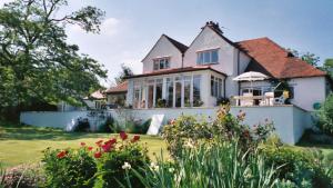 埃文河畔斯特拉特福莎士比亚景观酒店的一栋前面带花园的房子