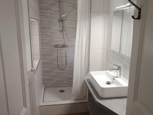 a white bathroom with a sink and a shower at Grande maison, jusqu’à 14 personnes, calme entre forêt et montagne - FR-1-744-47 in Hohrod