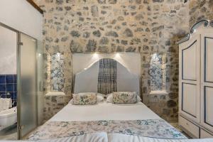 a bedroom with a bed and a sink in a room at Romantico casale di lusso con Spa in Conca dei Marini