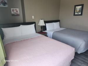 Un pat sau paturi într-o cameră la Nipigon Travelers Motel