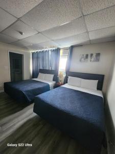 Un pat sau paturi într-o cameră la Nipigon Travelers Motel