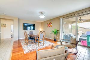 Ruang duduk di 8 Mi to Sports Complex Peoria Home with Hot Tub!