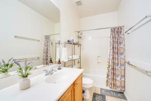 Bilik mandi di 8 Mi to Sports Complex Peoria Home with Hot Tub! +23 gambar