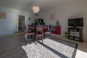 TV a/nebo společenská místnost v ubytování Apartment in Crikvenica 39237