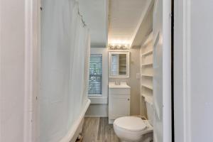 une salle de bain avec toilettes, baignoire et lavabo dans l'établissement Harper Haven - The Loft, à Carolina Beach 14 autres photos