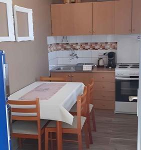 Kuchyň nebo kuchyňský kout v ubytování Apartment in Supetarska Draga 17854