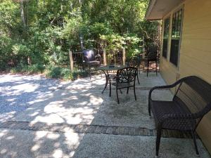 a patio with chairs and a table on a house at Oakhaven Annex in Long Beach