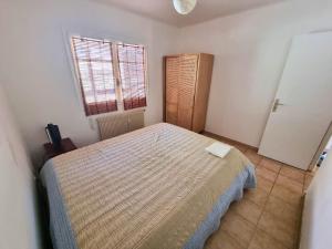 une petite chambre avec un lit et une fenêtre dans l'établissement Appartement avec grande terrasse, piscine chauffée et parking, à 700m des plages de Collioure - FR-1-309-402, à Collioure