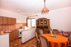 Kuchyňa alebo kuchynka v ubytovaní Holiday home in Rakalj - Istrien 8724