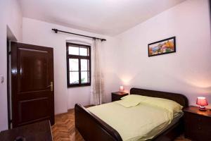 Posteľ alebo postele v izbe v ubytovaní Holiday home in Rakalj - Istrien 8724
