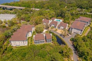 eine Luftansicht eines Hauses mit einer Straße in der Unterkunft The Moorings #35 in Jekyll Island