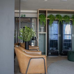 Un vestíbulo con sillas y un jarrón con plantas. en Skylux by RNC Flats, en Río de Janeiro 35 fotos más