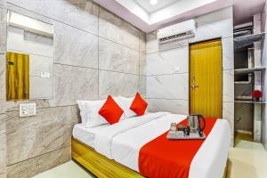 Una cama o camas en una habitación de Hotel O Shree Laxmi Kuber