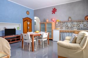 レポラーノにあるA casa di Pietro Cinqueのテーブルと椅子のあるキッチンとリビングルーム