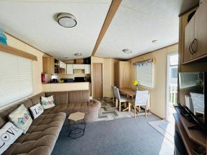 Dapur atau dapur kecil di The Pad- 3 bed 2 bath, caravan Lido Beach