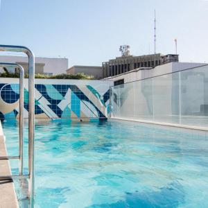 una piscina en la parte superior de un edificio en Skylux by RNC Flats, en Río de Janeiro