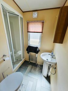 Bilik mandi di The Pad- 3 bed 2 bath, caravan Lido Beach +26 gambar