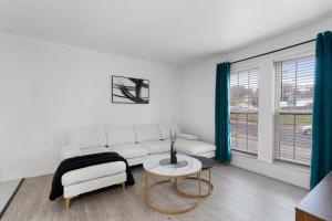 ein Wohnzimmer mit einer weißen Couch und einem Tisch in der Unterkunft Spacious 1 Br Apt Next 2 Dwntown in Austin