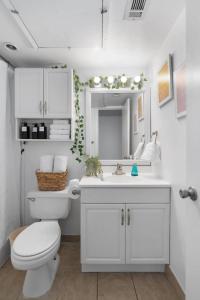 ein weißes Badezimmer mit Toilette und Waschbecken in der Unterkunft Spacious 1 Br Apt Next 2 Dwntown in Austin