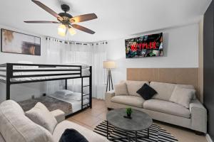 オースティンにあるCozy Luxury Retreat - Modernのソファと二段ベッドのあるリビングルーム