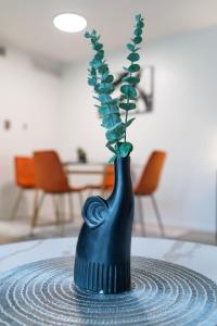 eine schwarze Vase mit einer Pflanze darin auf einem Tisch in der Unterkunft Spacious 1 Br Apt Next 2 Dwntown in Austin