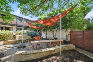 eine Hängematte auf einer Terrasse mit einem Tisch und Stühlen in der Unterkunft Spacious 1 Br Apt Next 2 Dwntown in Austin