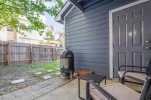 オースティンにあるCozy Luxury Retreat - Modernの裏庭