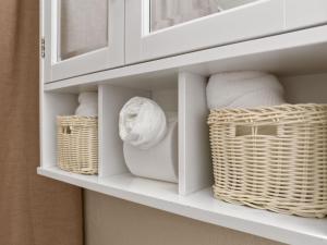 オースティンにあるCozy Luxury Retreat - Modernの籐のバスケットとタオルが入った棚 +21枚の写真
