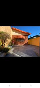 サン・ベント・ド・サプカイーにあるCasa Descanso São Bento Sapucaíの大きな窓のある建物