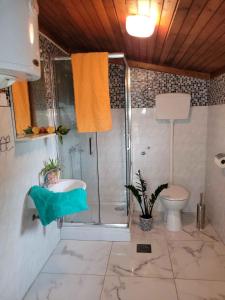 Ένα μπάνιο στο Holiday home in Fazana - Istrien 11242