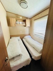 Gallery image of The Pad- 3 bed 2 bath, caravan Lido Beach in Prestatyn +26 photos