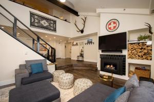a living room with a fireplace and a tv at Crestview Place Unit 507 in Winter Park