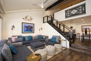 Χώρος καθιστικού στο Crestview Place Unit 507