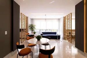 a living room with a table and chairs and a couch at Apartamento Aconchegante na Vila Mariana in Sao Paulo