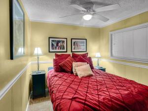 スノーシューにあるTOTW214 Slope Side Condo WiFi Next To Lift Parkingのベッドルーム1室(赤いベッド1台、ランプ2つ付)