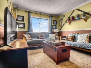 スノーシューにあるTOTW214 Slope Side Condo WiFi Next To Lift Parkingのソファとテーブルのあるリビングルーム
