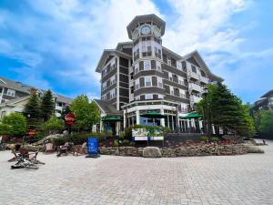 スノーシューにあるTOTW214 Slope Side Condo WiFi Next To Lift Parkingの頂上に時計塔がある大きな建物