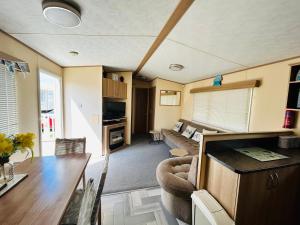 Televisyen dan/atau pusat hiburan di The Pad- 3 bed 2 bath, caravan Lido Beach