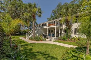 una casa blanca con palmeras delante en 588 Demere-1, en Saint Simons Island