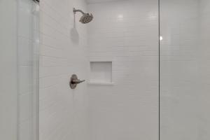 ducha con puerta de cristal y cabezal de ducha en 588 Demere-2, en Saint Simons Island 15 fotos más
