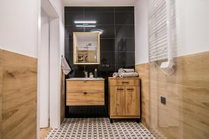 a bathroom with a sink and a mirror at Parrot - 77 Apartments Wigury - Dostęp na KOD - Parking - Smaczna Kawa - Centrum - Blisko Piotrkowska - Galeria - Widok na miasto - Klimatyzacja - 7 piętro - FV in Łódź